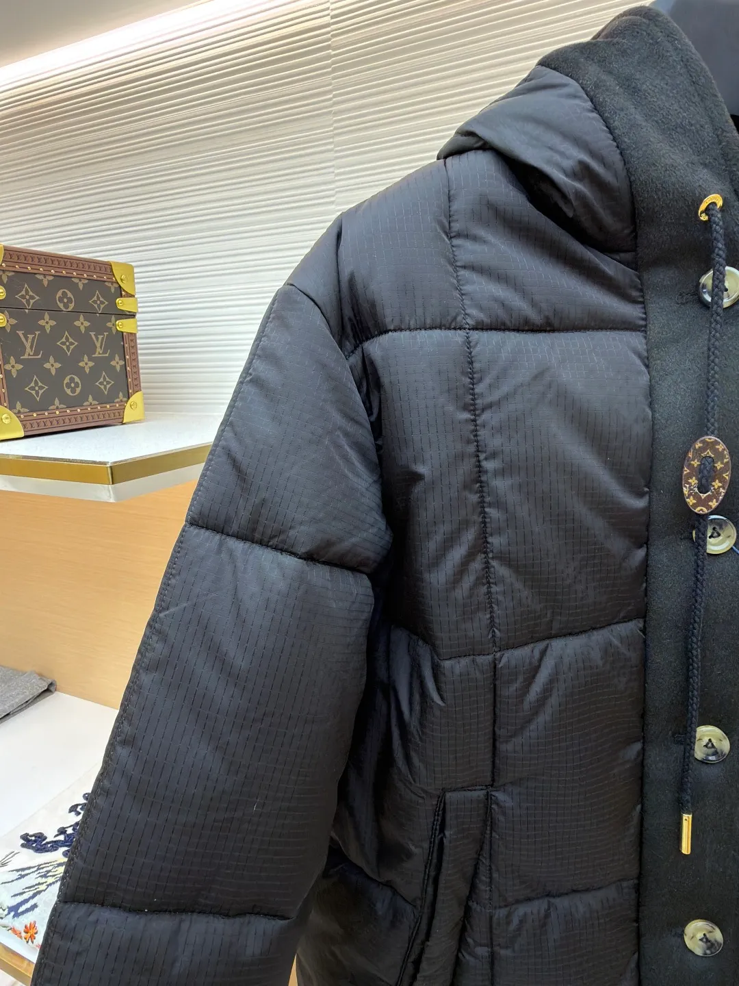 LOUIS VUITTON tear-resistant quilted hooded jacket ●Item number: 1681321-C65 ●Fabric: polyester fiber fabric ●Technology: Printing ●Color: black ●Version: Fitted version ●Weight: about 670 grams ●Size: 36-38-40 ●Description: This style adopts a neat straight cut, which hides the lean body and allows free movement. The hood is equipped with a drawstring, which is windproof and practical. The inner lining is decorated with the brand's unique print, highlighting its unique personality in every detail, creating a dual charm both inside and outside. This style of clothing focuses on functional fabrics. The main fabric is made of 100% nylon, giving it excellent wear resistance and strength; the lining is 100% polyester, which brings a smooth touch and improves breathability and moisture removal. Made of polyester and cotton blend in some areas, it balances comfort and durability. In addition, the specially added polyvinyl chloride coating can effectively enhance the water and wind resistance of the product, making it highly practical. The overall wiring is straight and delicate, the fabric is comfortable and soft, and the color is consistent without color difference. It can be matched with the same style to create a fashionable look and control various occasions. Customized accessories, complete with three standards, same style for men and women!